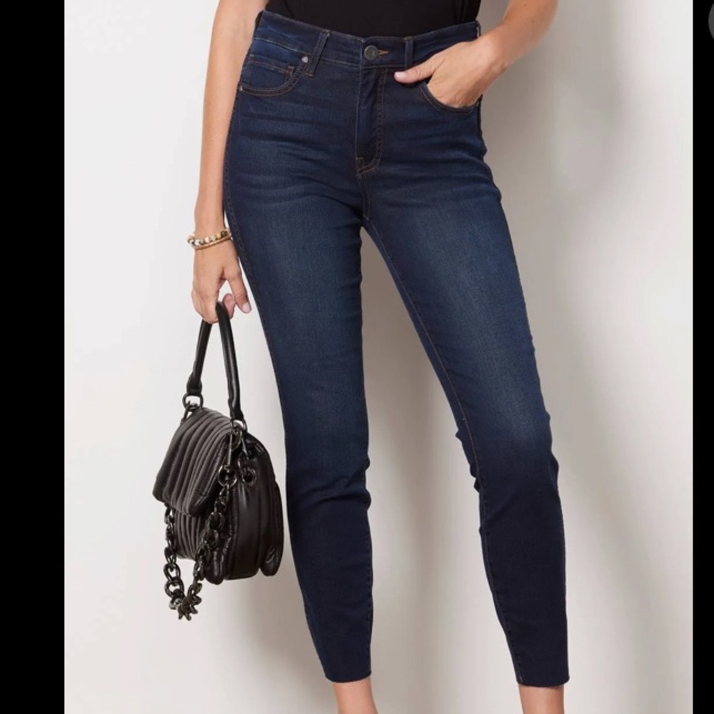 KUT from the Kloth. Super comfy jeans. Great condition. Size 8. 69%Cotton.